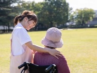 認知症保険とは？概要はもちろん、加入条件例や選ぶ際のポイントなども紹介します。記事イメージ