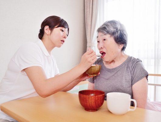 経管栄養とは？経管栄養による補給法についても紹介！【看護師経験者によるライティング記事】記事イメージ