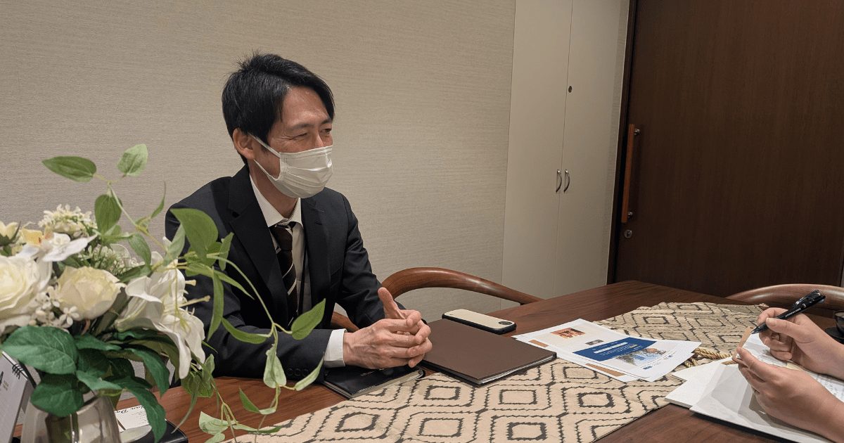 取材に応えるツクイ・ののあおやまシニアレジデンス施設長葛島さん