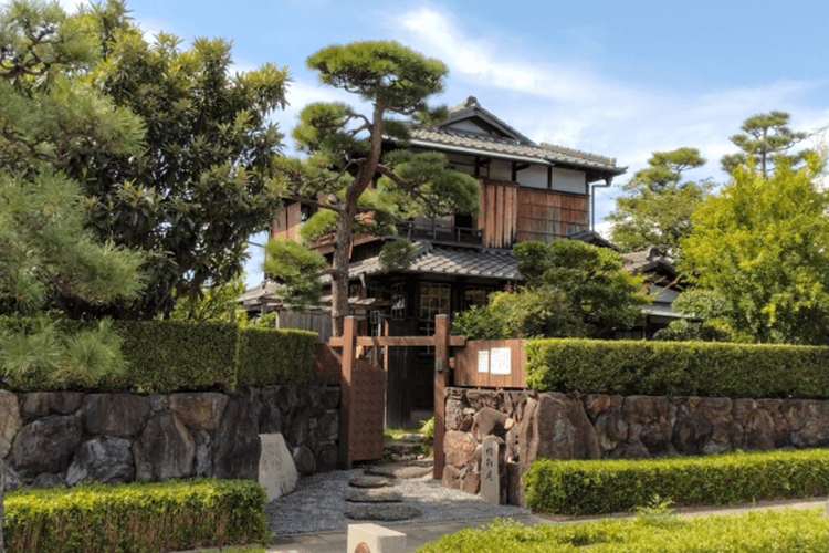 六甲山系を望む緑豊かで閑静な周辺環境