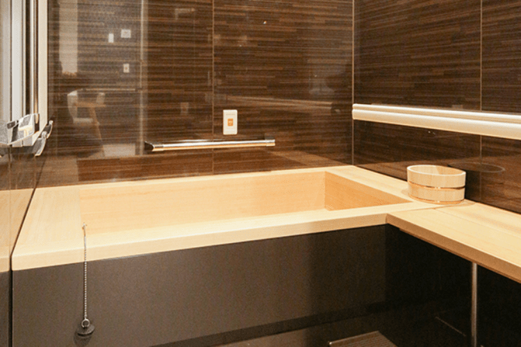 特別な檜風呂も設置された浴室