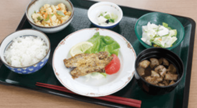 館内で調理するシェフこだわりの食事