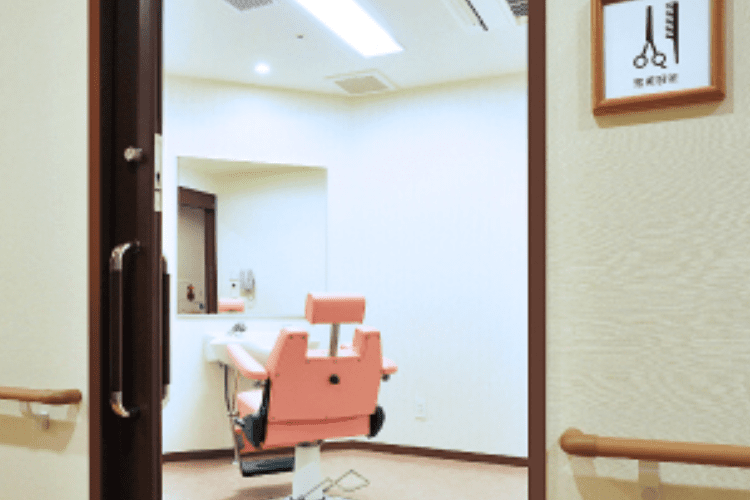 館内の理美容室で調髪などの施術を提供