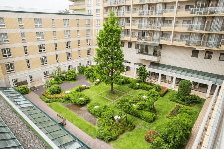 シンボルツリーを中心に四季を満喫できる中庭