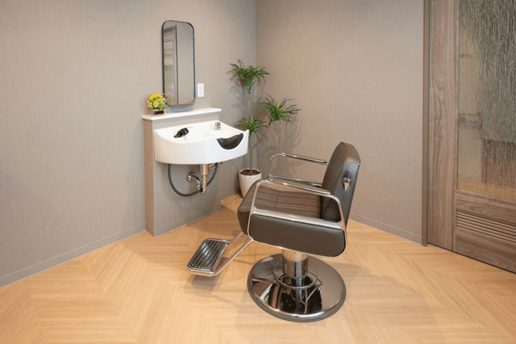 館内の理美容室でカット・パーマが可能