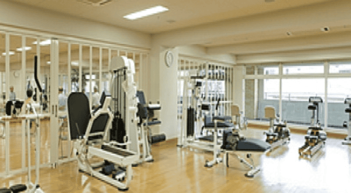 体操やヨガ教室、トレーニングマシンで体力作りイメージ