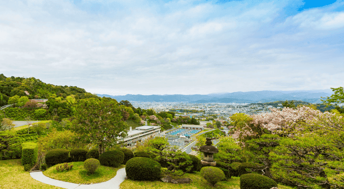 京の街を一望できる自然と一体になった建物イメージ