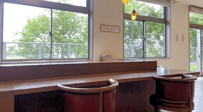 ラウンジバーに満ちる一献と語らいの上質な時間イメージ