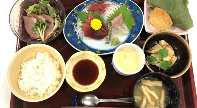 館内調理の温かな食事イメージ