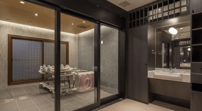 立つ・座るが困難な方も安心の機械浴を完備イメージ