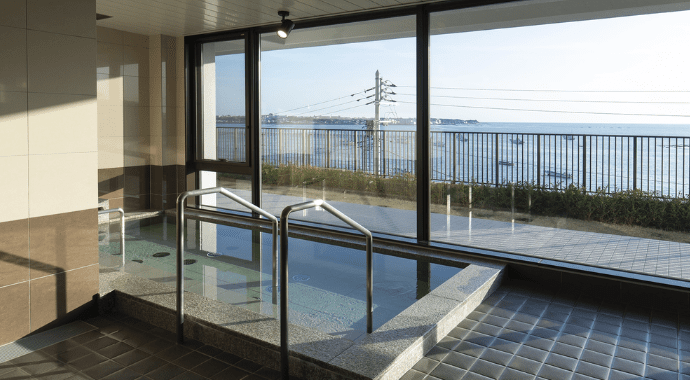 海の見えるスパで至福のリラクゼーションタイムをイメージ