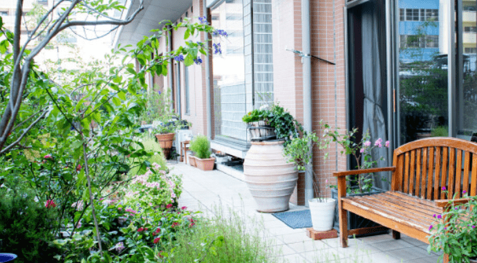 季節の花々に包まれるくつろぎのガーデンイメージ