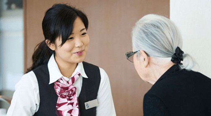 夜間もスタッフを配置したフロントデスクイメージ