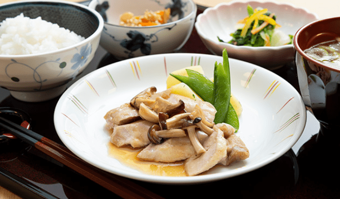 アラカルトやアルコールメニューもある選べる食事イメージ