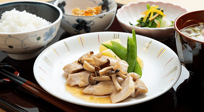 アラカルトメニューやアルコールも楽しめる食事イメージ