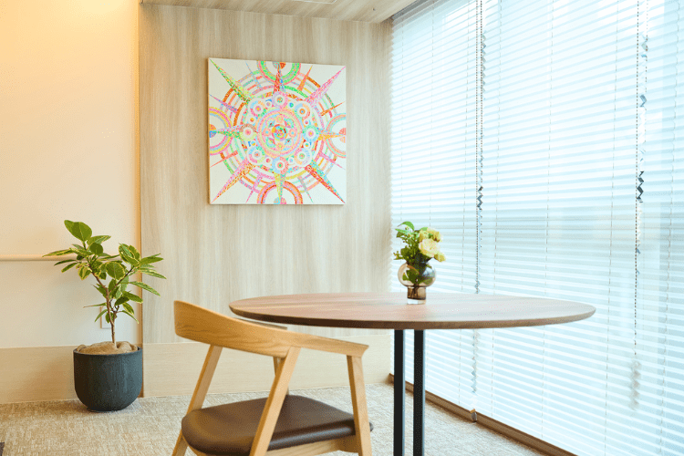 アート作品を展示した彩り豊かな住環境イメージ